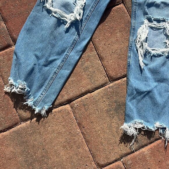 Free People - Ripped Jeans - Cropped Baggy LIKE NEW - Size 26 - Picture 3 of 5
